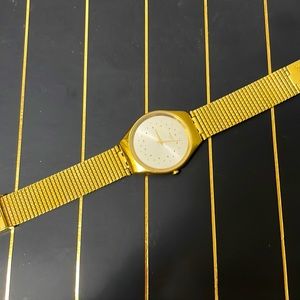 Beautiful gold Swatch Watch. Women’s style in GREAT CONDITION!